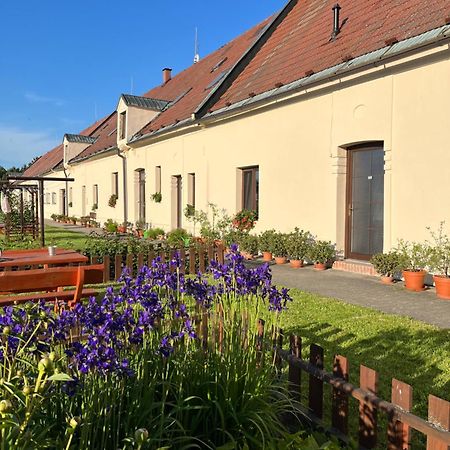 Dvur Nove Zamky Hotel Mladec Bagian luar foto