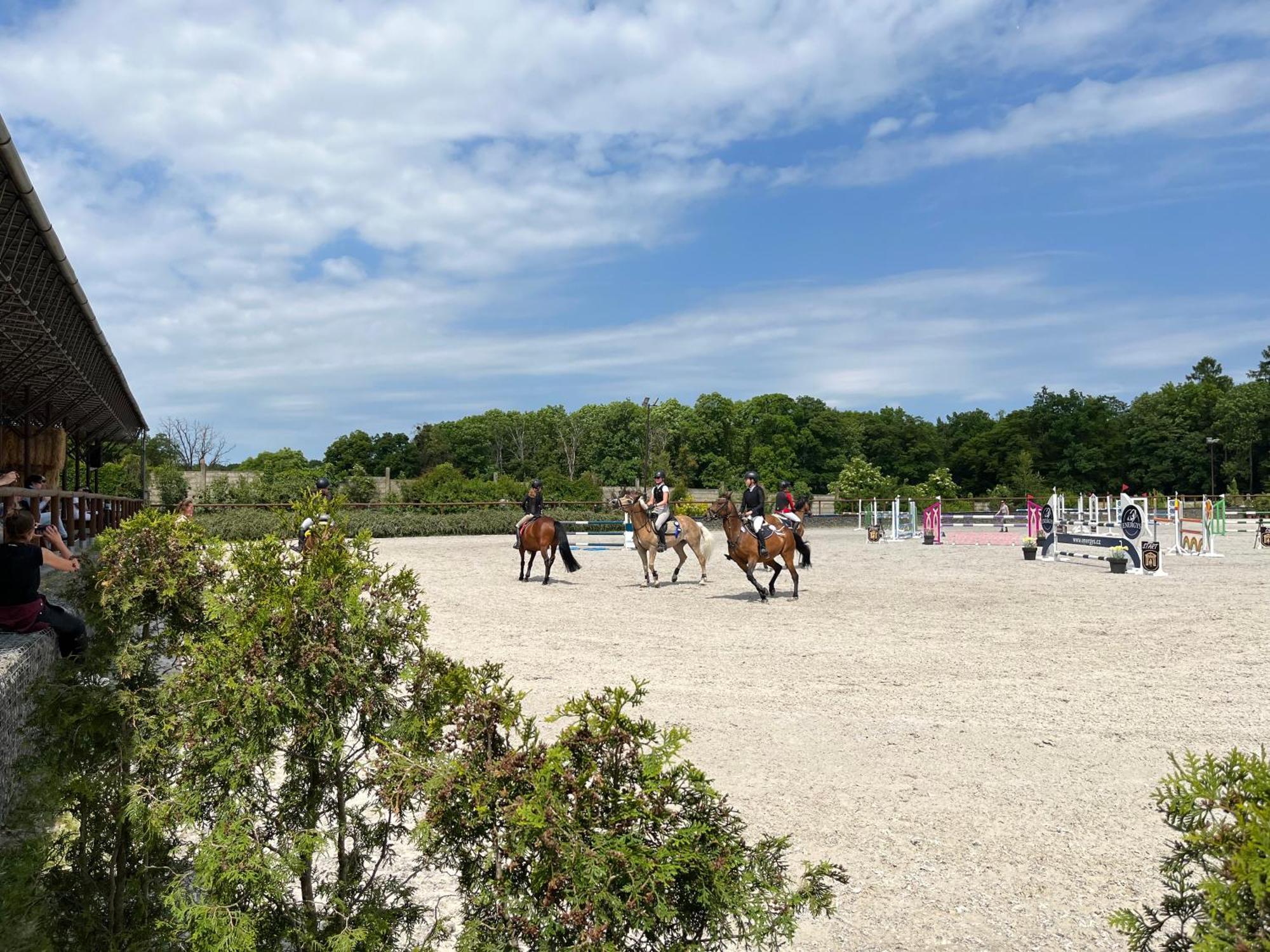 Dvur Nove Zamky Hotel Mladec Bagian luar foto