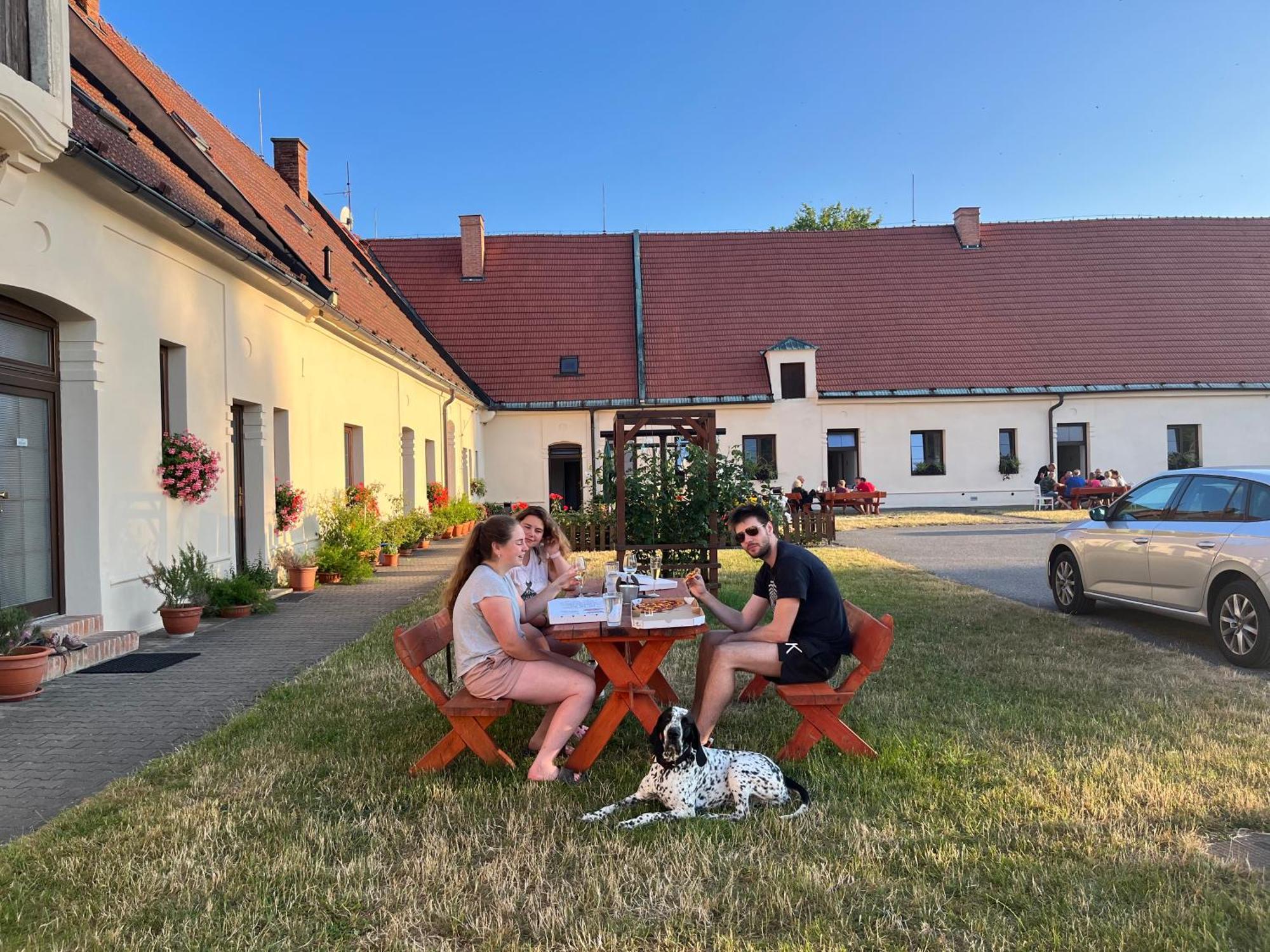 Dvur Nove Zamky Hotel Mladec Bagian luar foto